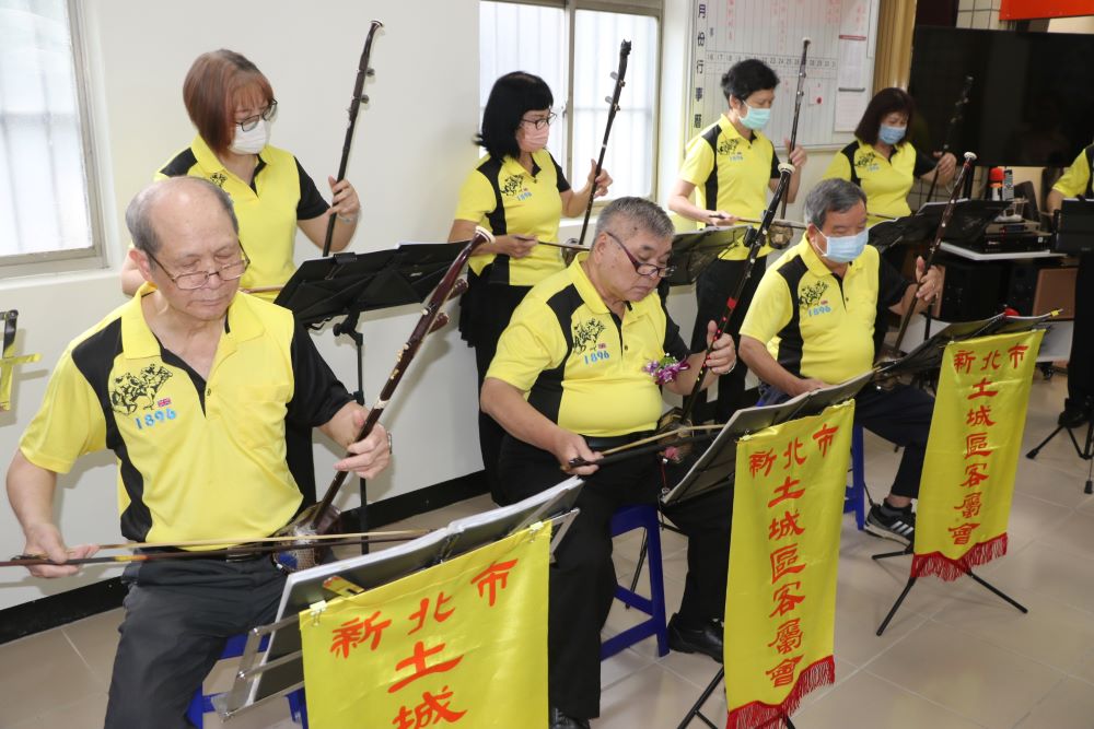 延緩長輩老化 土城崇德光慧廣福站照顧據點啟用 2 《圖說》土城客屬會在據點成立表演二胡經典曲目。〈社會局提供〉