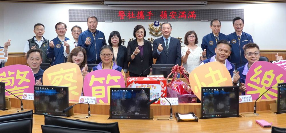 暖心迎警察節 新北社會局送蘋果表心意 2 《圖說》警社攜手守護市民,社會局長李美珍(後排中)於警察節前夕率局內幹部前往市警局向警察同仁表示感謝,後排右三社會局副局長許秀能、左三專委黃逢明。〈社會局提供〉