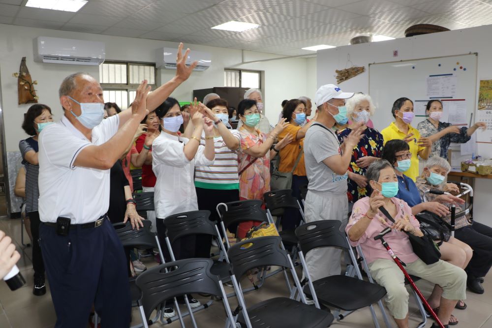 延緩長輩老化 土城崇德光慧廣福站照顧據點啟用 3 《圖說》長輩在動健康老師的帶動下,一起伸展肢體運動。〈社會局提供〉