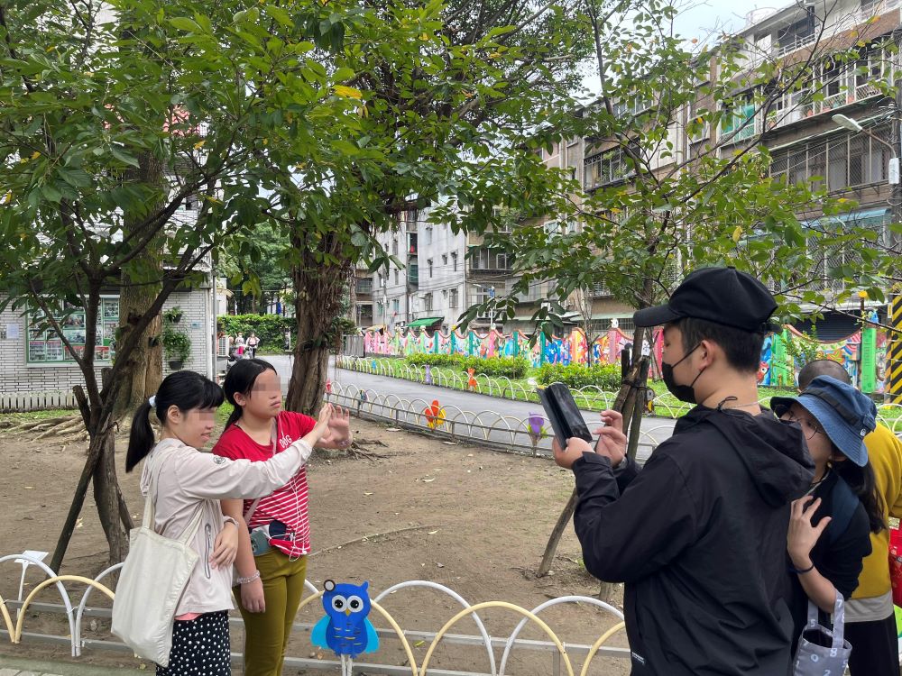 從封閉自我到擁抱生活 新北市樂圓身障服務展成果 3 《圖說》新北市樂圓服務中心社工帶領身障學員學習用手機拍攝和攝影。〈社會局提供〉
