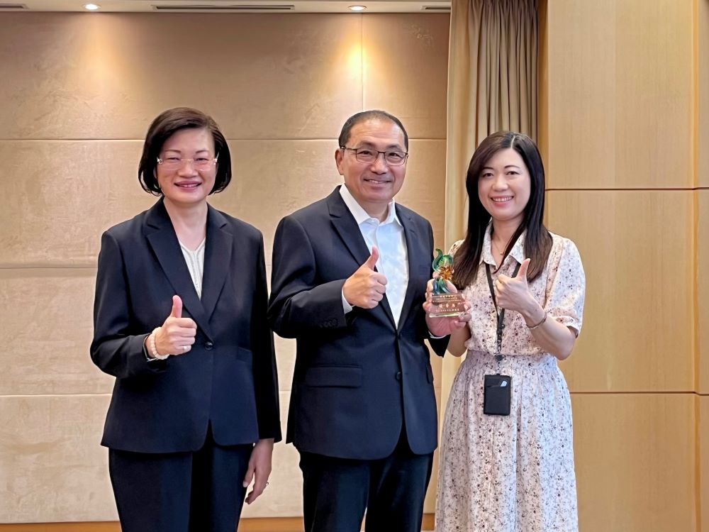 打造完整社會安全網 新北社福榮獲中央優等獎 1 《圖說》新北市獲中央社福考核優等,社會局長李美珍(左1)於市政會議中代表獻獎。〈社會局提供〉