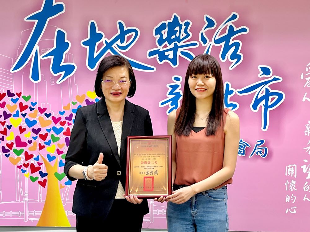 新北社工陳湘壬榮獲「樂齡金安獎」高齡身心保護組全國第二名 1 《圖說》社會局長李美珍(左)親向家防中心社工陳湘壬(右)表達祝賀,肯定其在保護實務中的專業投入與傑出表現。〈社會局提供〉