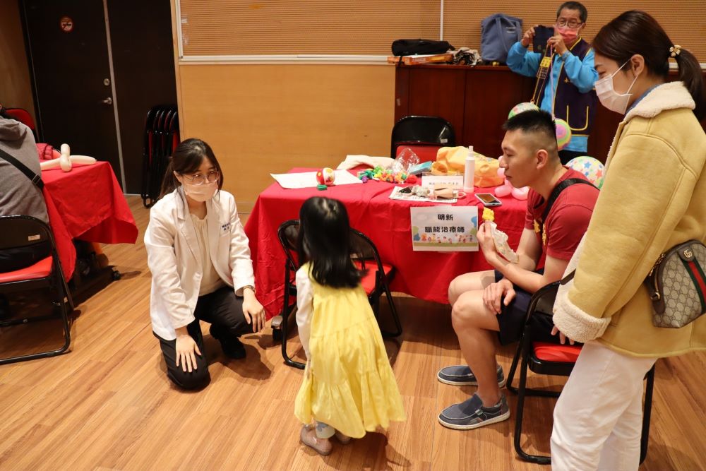 關心幼兒健康發展 中永和2場免費早療篩檢 1 《圖說》早期篩檢會由職能治療師透過遊戲、互動進行評估。〈社會局提供〉