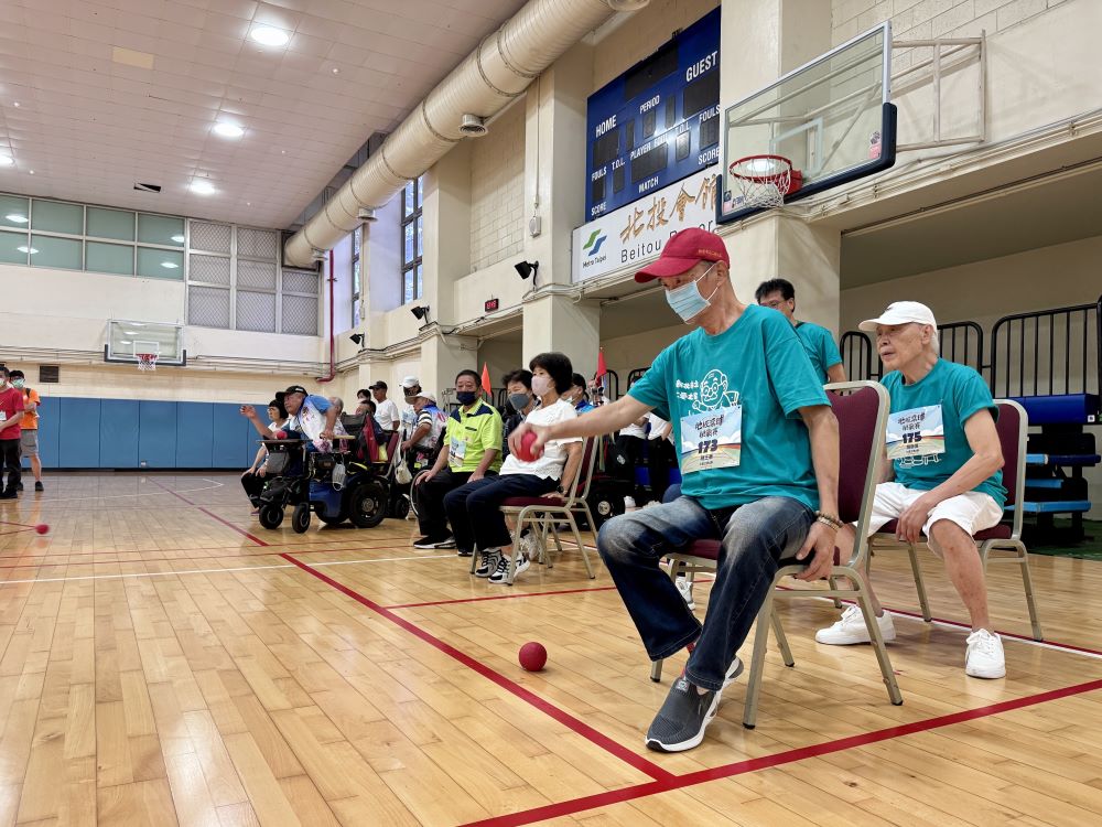 出征地板滾球挑戰賽 仁愛之家銀髮戰隊勇奪第三名 3 《圖說》胡王華長者(右2)全神貫注地投入比賽。〈社會局提供〉