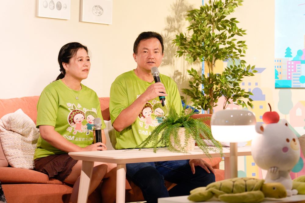 給失親兒全台最美起家厝 善款挹注350萬 3 《圖說》類家庭照顧者夫婦許小姐與高先生感性分享投入照顧安置兒少的初衷與心情。〈社會局提供〉