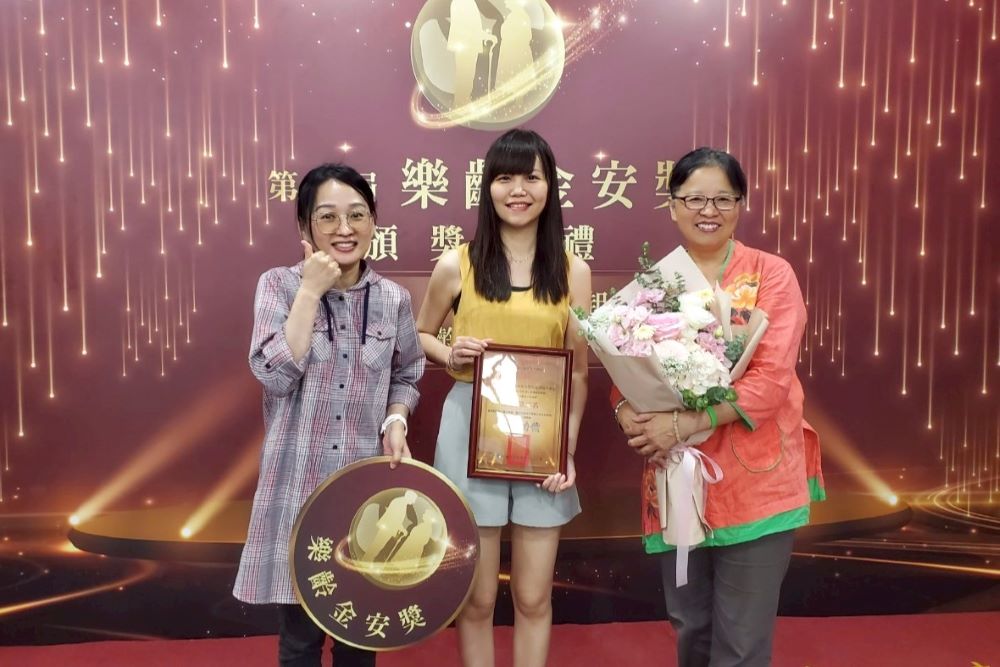 新北社工陳湘壬榮獲「樂齡金安獎」高齡身心保護組全國第二名 2 《圖說》新北市家防中心陳湘壬社工(中)榮獲「樂齡金安獎」高齡身心保護組全國第二名,是唯一獲獎社政單位,家防中心主任許芝綺(右1)及督導陳家慧到場恭賀。〈社會局提供〉