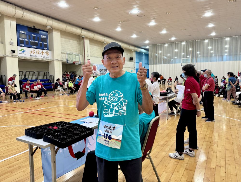出征地板滾球挑戰賽 仁愛之家銀髮戰隊勇奪第三名 2 《圖說》在賽場上展現滿滿活力的87歲陳玉錦長者,是這次地板滾球賽最年長的參賽者。〈社會局提供〉