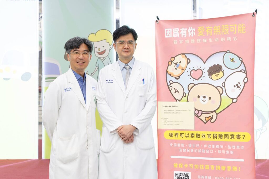 從受贈到捐贈肝臟 童綜合揭「生命接力賽」感人故事 1 移植外科薛冠群醫師右一與神經外科柯宗伯主任左一攜手移植團隊一起完成一顆肝臟的雙重旅程