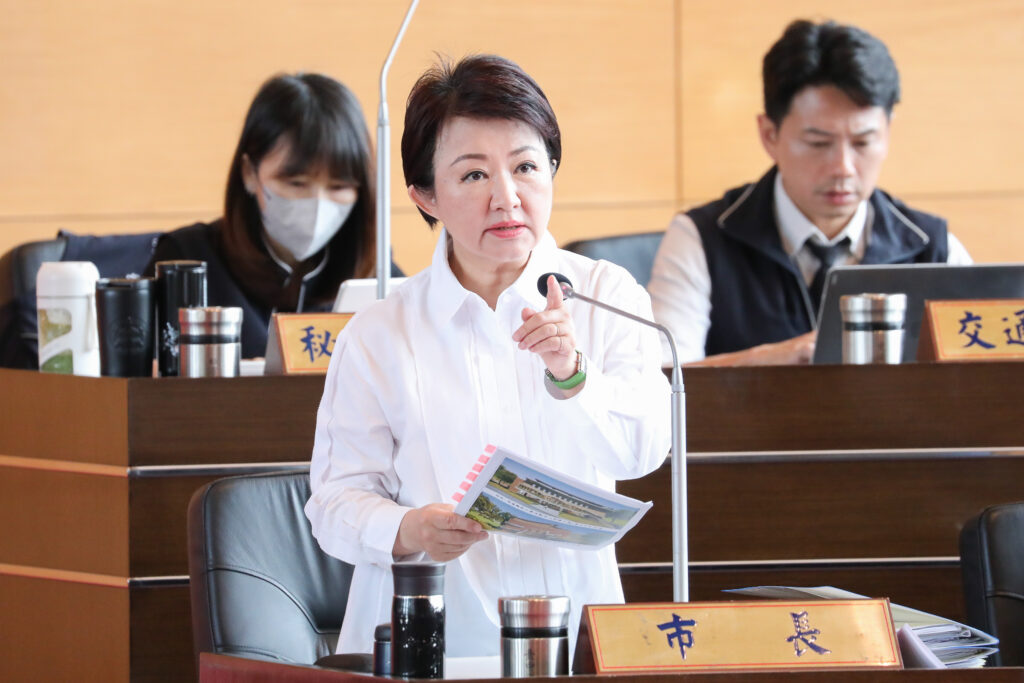 盧秀燕「用肺發電」開嗆彭啟明 痛批反對「2028無煤中火」立委趨炎附勢背叛選民 1 立法院通過 2028無煤中火 盧市長鄭重回應 感謝為700萬中部人民發聲 呼吸健康空氣是基本人權