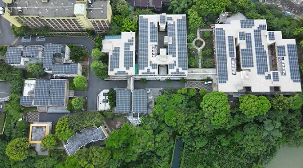 新北助攻能源轉型 太陽光電與淨零示範補助計畫開跑 2 《圖說》太旭綠能於老人之家設置太陽能發電系統,結合屋頂隔熱並提供穩定電力來源。〈經發局提供〉