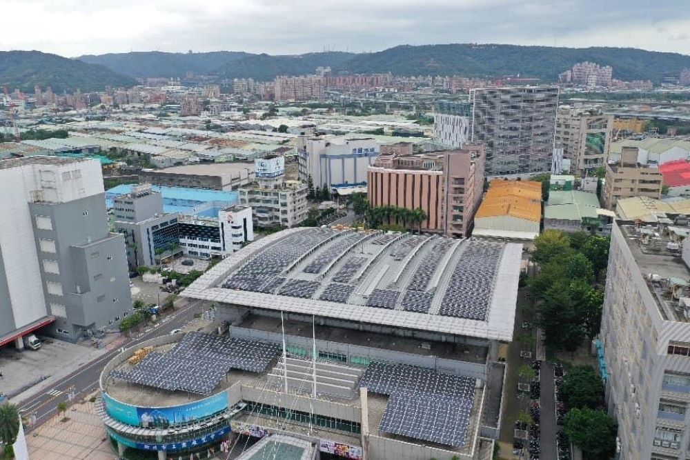 新北助攻能源轉型 太陽光電與淨零示範補助計畫開跑 1 《圖說》新北市工商展覽中心屋頂設置太陽光電板,除長達20年穩定售電收入,還具有隔熱降溫效果。〈經發局提供〉