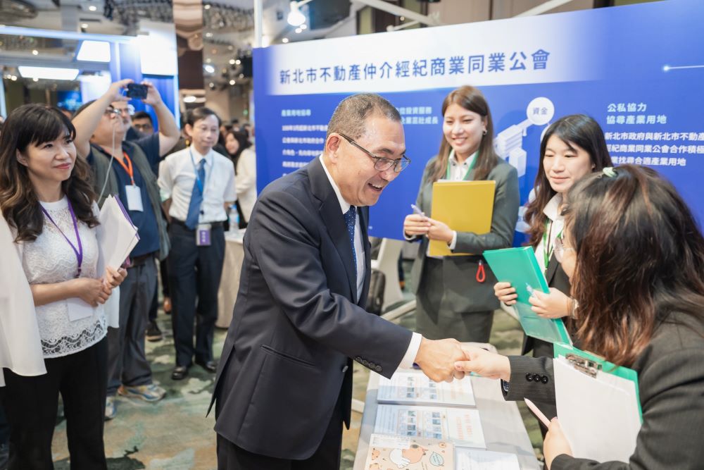 一對一現場諮詢 新北土地招商暨媒合說明會 7/1登場 1 《圖說》新北市經發局訂於7月1日上午在新北市府行政大樓1樓彭園舉辦「2025新北市土地招商暨媒合說明會」,左一為經發局長盛筱蓉。〈經發局提供〉