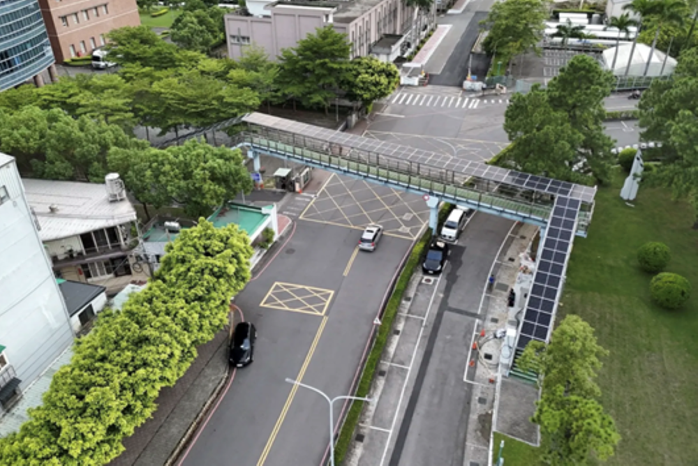 新北助攻能源轉型 太陽光電與淨零示範補助計畫開跑 3 《圖說》明志科大於校園內天橋上搭建太陽能發電系統,為全台首見,也是率先各大學實現綠色校園。〈經發局提供〉