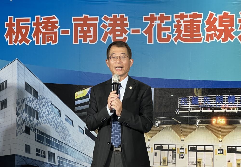 雙北東部交通更便利 板橋--南港--花蓮假日運輸啟動 2 《圖說》公路局長陳文瑞,盼有效舒緩國道與鐵路假日期間壅塞情形。〈記者葉柏成攝〉