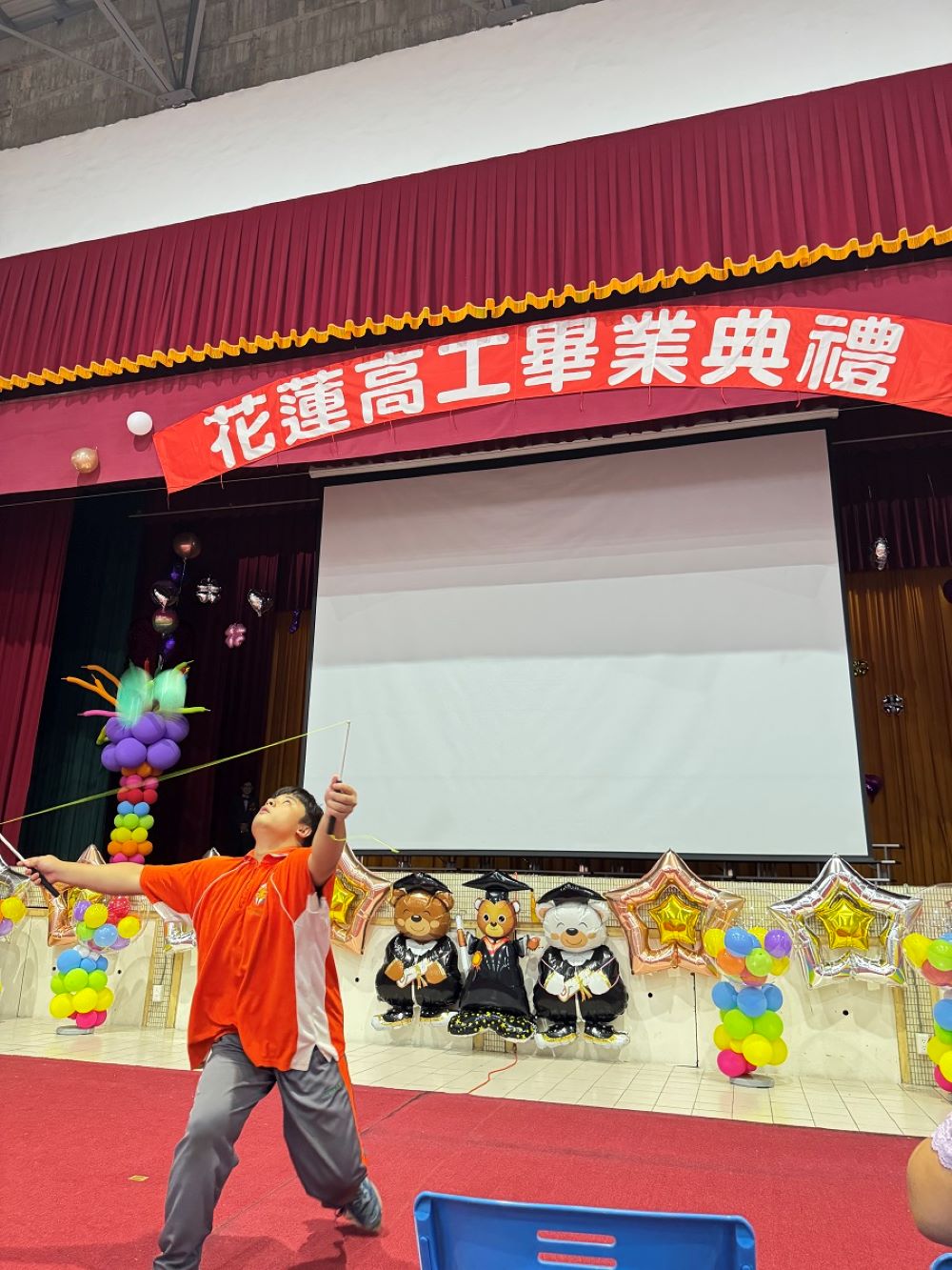 AI校長獻祝福 學子秀AI才華 花工畢業典禮創意無限 3 《圖說》汽車一甲胡傳恩同學精彩的拋鈴表演博得滿堂喝采。〈花蓮高工提供〉