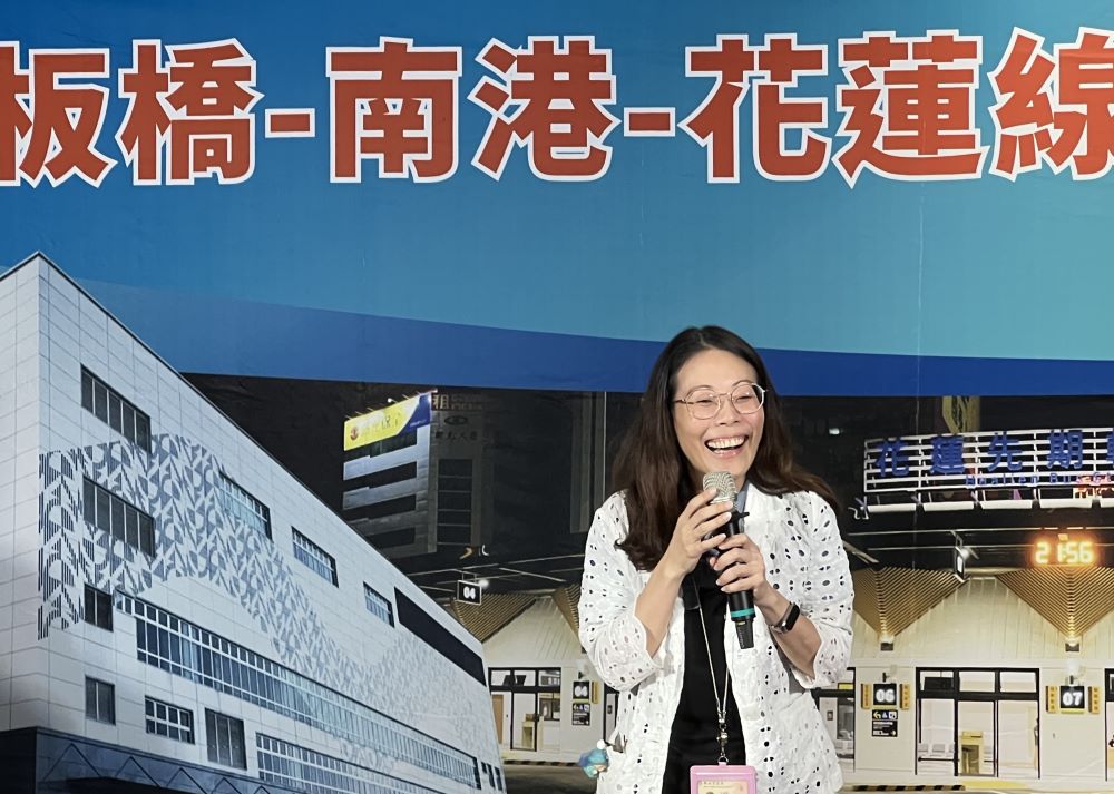 雙北東部交通更便利 板橋--南港--花蓮假日運輸啟動 3 《圖說》新北交通局副局長林麗珠盼公路局多協助幅員遼闊的新北,開發多條路線跨境服務。〈記者葉柏成攝〉