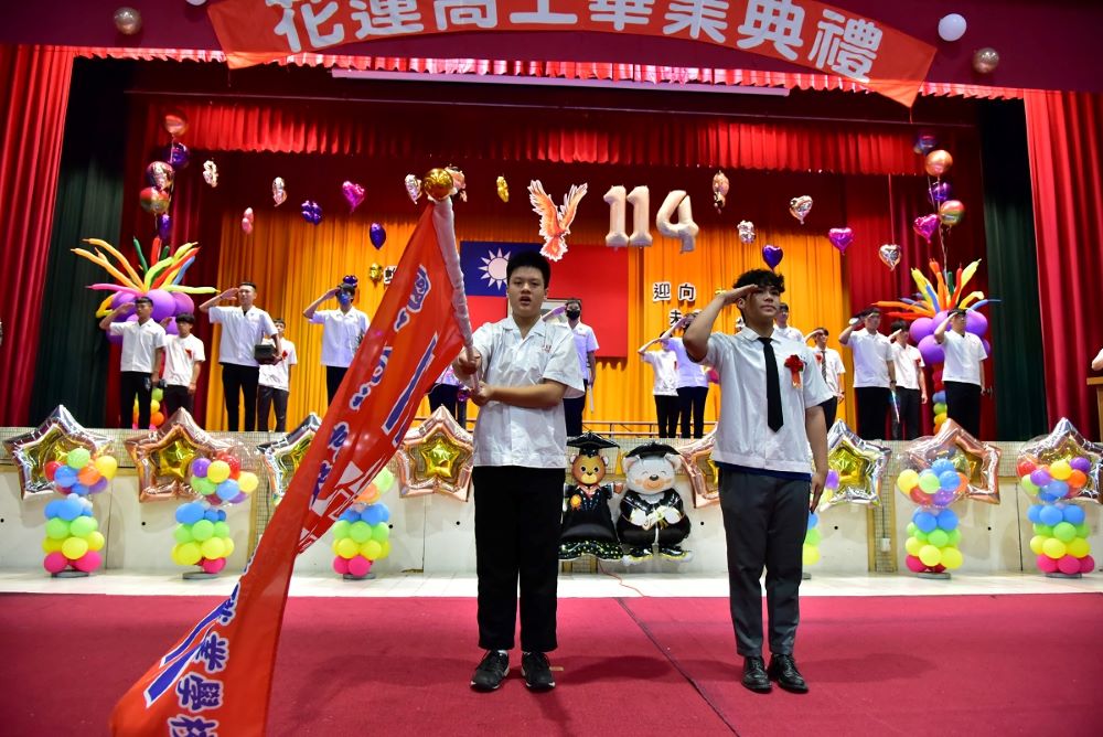 AI校長獻祝福 學子秀AI才華 花工畢業典禮創意無限 1 《圖說》畢業典禮薪火相傳,高三學長將各科代表物品傳承給高二學弟妹。〈花蓮高工提供〉