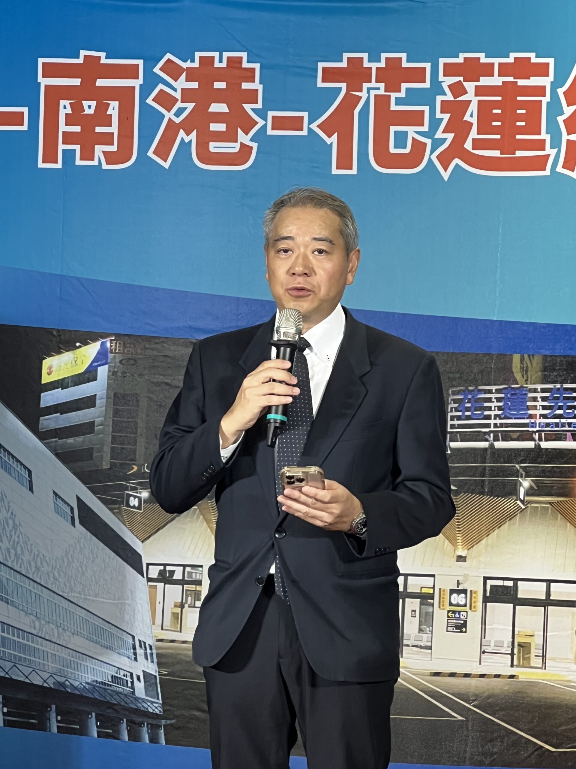 雙北東部交通更便利 板橋--南港--花蓮假日運輸啟動 4 《圖說》葛瑪蘭客運董事長陳尚毅表示,全新通用無障礙大客車,讓乘客在舒適的環境中輕鬆抵達目的地。〈記者葉柏成攝〉