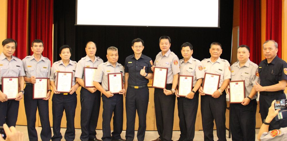 強化警民協力 新莊義警訓練精進執勤技能 1 《圖說》陳保緒分局長頒發服務績優義警幹部獎狀。〈新莊分局提供〉