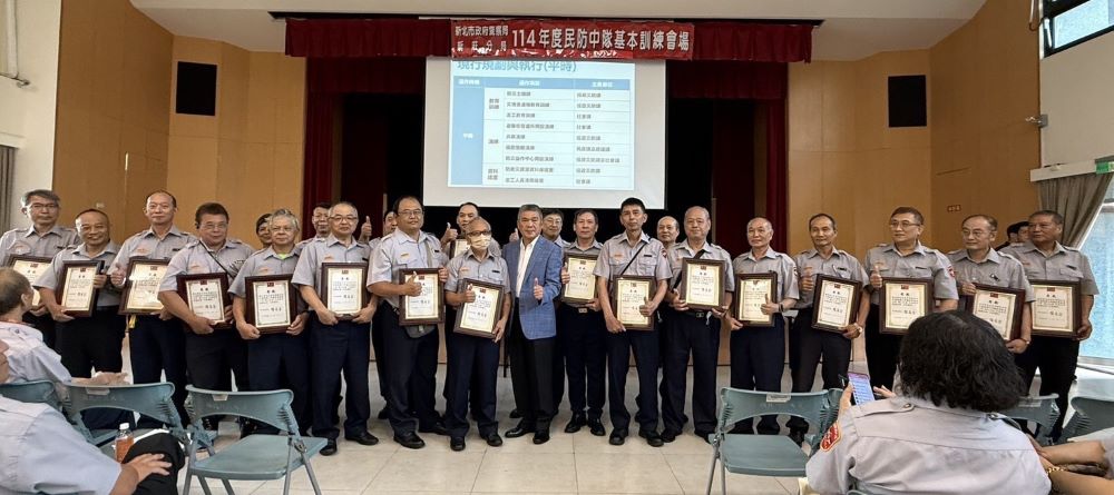 新莊警民防訓練提升防衛韌性 表揚績優人員 2 《圖說》民防大隊長吳建亨〈藍色西裝〉偕弟兄出席常年訓練。〈新莊分局提供〉