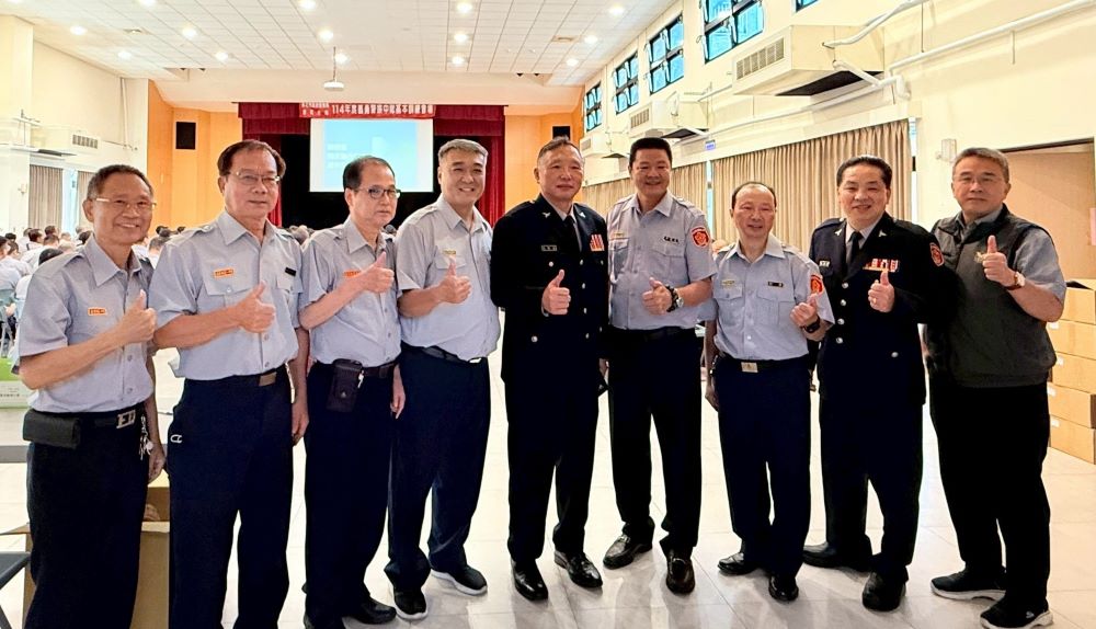 強化警民協力 新莊義警訓練精進執勤技能 2 《圖說》義警大隊長(左五)與義警同仁合照。〈新莊分局提供〉