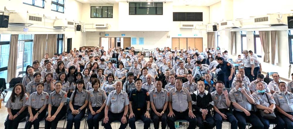新莊警民防訓練提升防衛韌性 表揚績優人員 3 《圖說》新莊警114年度民防團隊常年任務訓練合影。〈新莊分局提供〉
