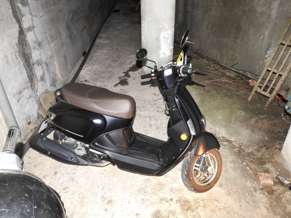 搶嫌交保故態復萌 新莊警半天內逮人送辦 2 《圖說》賴嫌丟棄之贓車。〈新莊分局提供〉