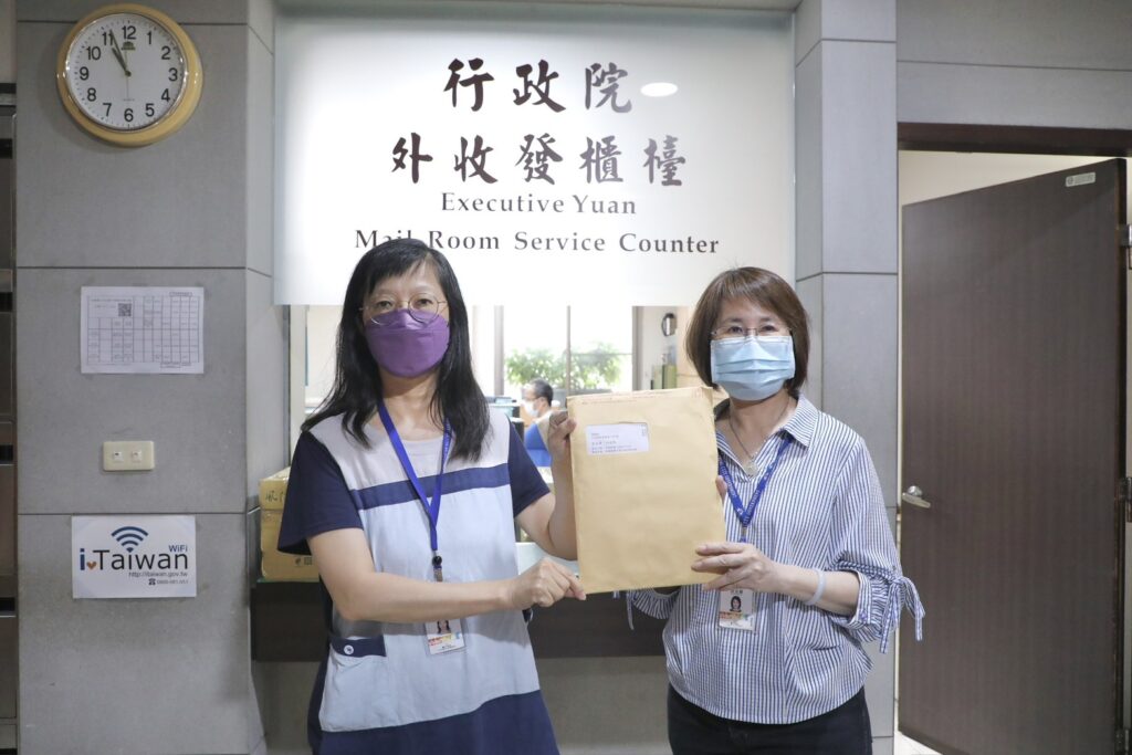 行政院刪減台中補助款逾32億 中市府北上遞交訴願書確保市民權益 2 行政訴願書