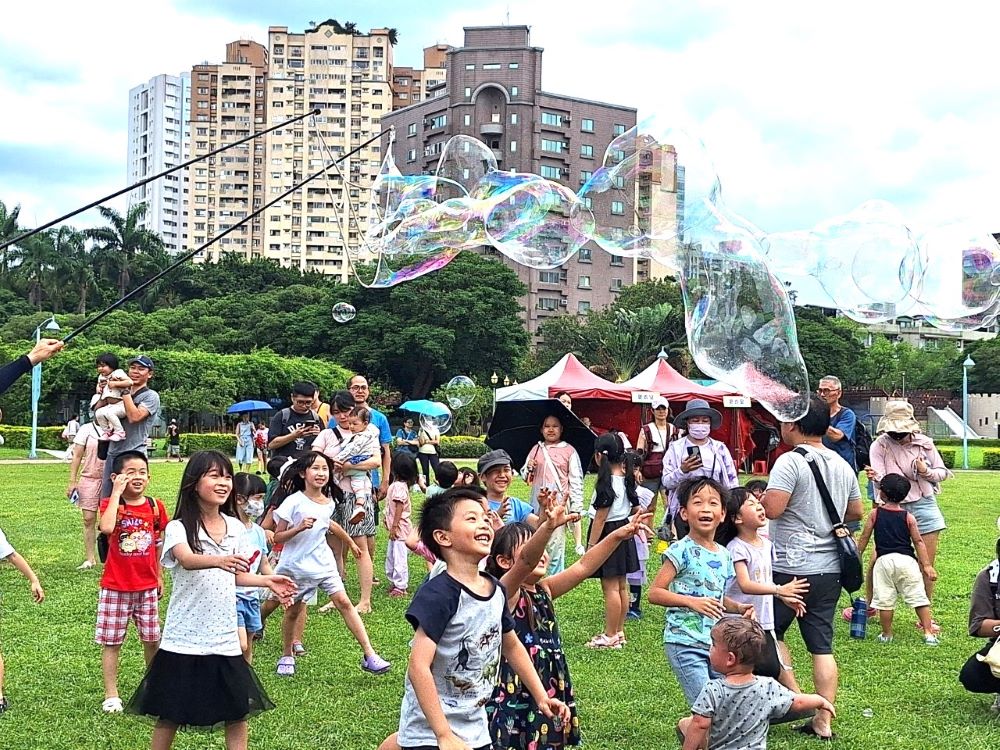 氣墊樂園+精采表演 永和暑假親子趣6/28登場 3 《圖說》「暑假親子趣」每年都是永和區最受矚目的親子活動--113年資料照片。〈永和區公所提供〉