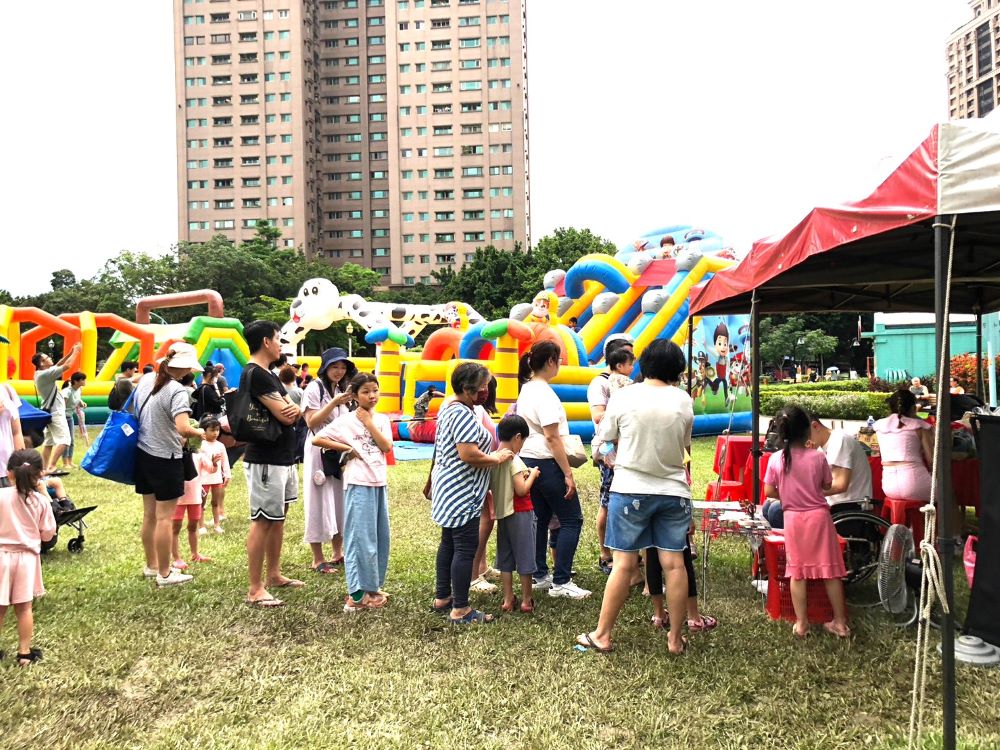 氣墊樂園+精采表演 永和暑假親子趣6/28登場 5 《圖說》永和「暑假親子趣」吸引大小朋友踴躍參加--113年資料照片。〈永和區公所提供〉