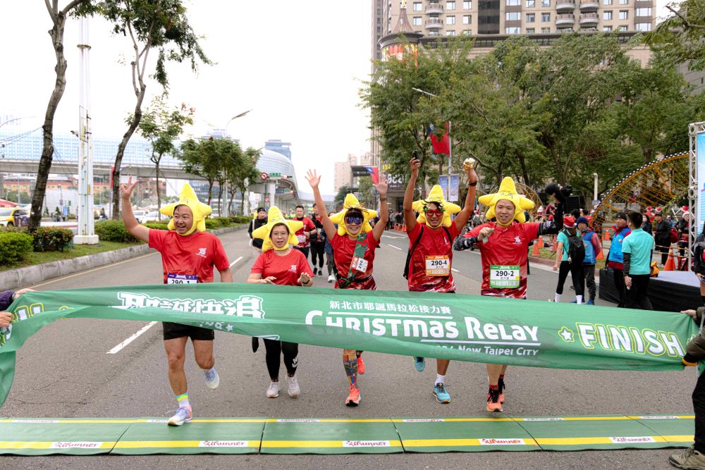 最夯運動盛會 新北耶誕馬拉松接力賽報名中 4 《圖說》體驗奔跑在縣民大道上的樂趣!新北市耶誕馬拉松接力賽 展現團隊熱血與合作精神。〈觀旅局提供〉