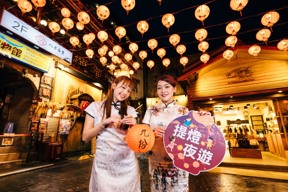 地底有條黃金龍 紅燈籠祭6/14起點亮九份 4 《圖說》6月21日起每週六、日將推出預約制「百人提燈夜遊」導覽行程,參與者可獲贈專屬紀念品。〈觀旅局提供〉
