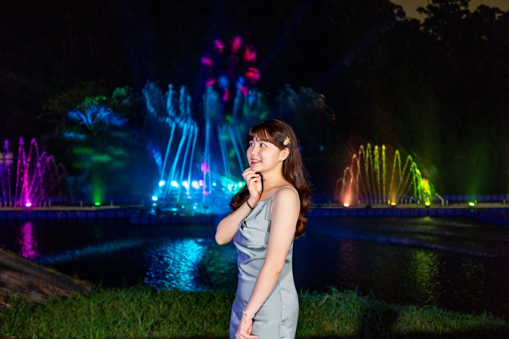 碧潭水舞節目更新 水火同源「騎激」光芒 1 《圖說》2025碧潭水舞不只水舞精彩,更結合雷射光雕展演,炫麗光束穿越夜空,與水舞律動完美結合,交織出層次豐富的視覺饗宴。〈觀旅局提供〉