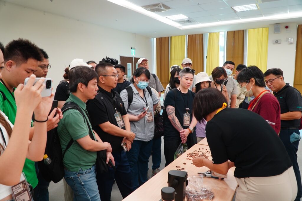 觀摩可可豆交流賽，認識基本判豆原則 0