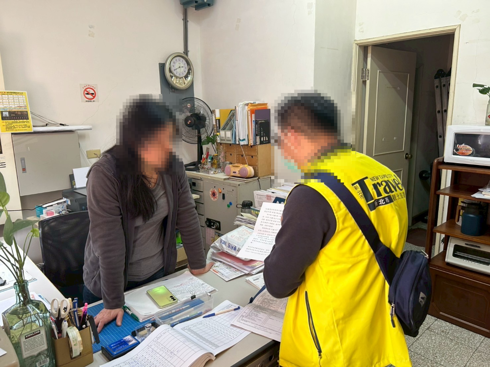 非法日租住不安 新北加強查察重罰 5 《圖說》新北市觀旅局與社區管委會合作,於接獲疑似日租案件時,即赴現場查察,同時進行相關法令宣導。〈觀旅局提供〉