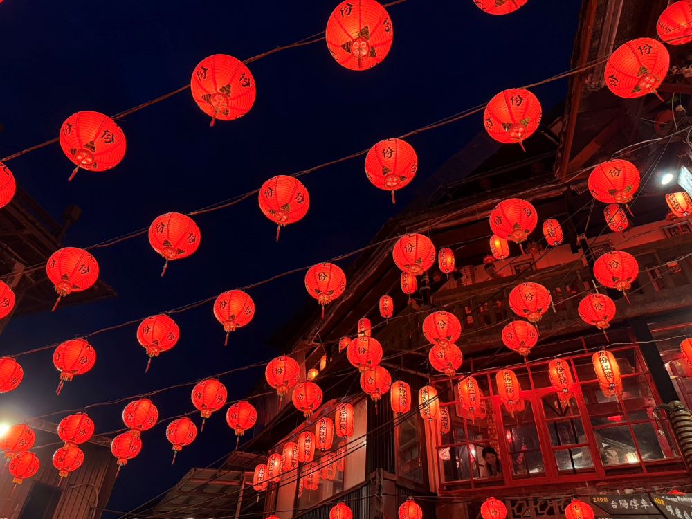 光影盛宴 九份燈「龍」盞盞映心願 5 《圖說》「2025九份紅燈籠祭」每晚6時至10時點亮九份老街與周邊景點,打造沉浸式燈籠海燈光氛圍。〈觀旅局提供〉