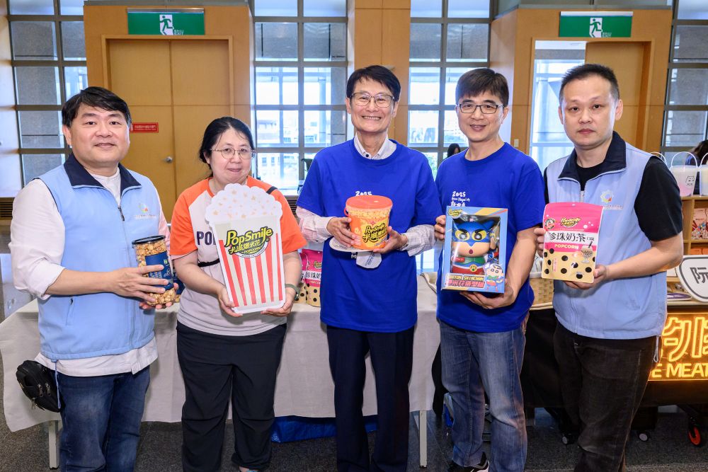 從海岸到山城多元體驗 新北夏の旅啟動 4 《圖說》副市長陳純敬(中)於「新北夏の旅」夏季系列活動發布記者會中,與多家新北市優良旅宿及知名觀光工廠業者,共同宣傳繽紛多樣的旅遊選擇。〈觀旅局提供〉