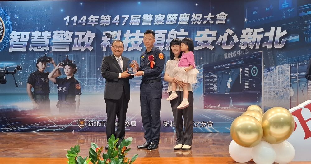 歡慶警察節 新北頒獎章表揚資優人員 3 《圖說》市長侯友宜頒發模範警察。〈警察局提供〉