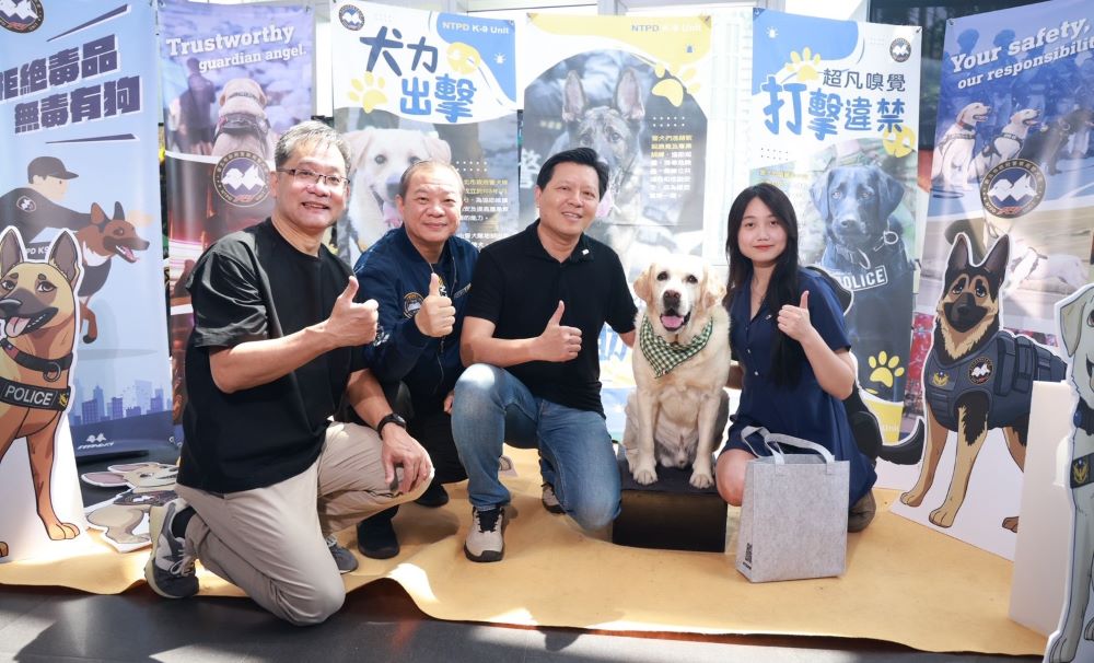 慶祝警察節獻禮 新北《八歲K9》首映會慰勞同仁 1 《圖說》朱惕之副市長〈左三〉、廖訓誠局長〈左二〉、導演張緯誌〈左一〉、導演林意婷〈右一〉與退休警犬福星合影。〈警察局提供〉