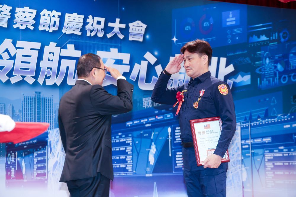 歡慶警察節 新北頒獎章表揚資優人員 4 《圖說》侯友宜市長頒發模範警察二。〈警察局提供〉