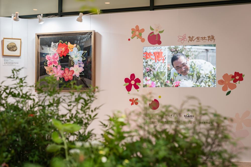 萬金杜鵑攝影展出爐 林憶萍鄭明坤師徒聯手奪金銀二獎 4 《圖說》藝術家團隊《印印美黛指》成員陳眉如及黃文君為萬金杜鵑創作的版畫及刺繡作品。〈農業局提供〉