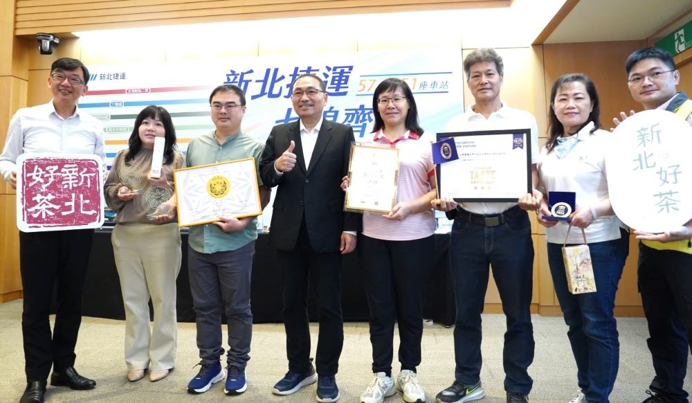 臺灣特色茶文化發 三峽茶農連獲國際獎項肯定 1 《圖說》新北市農業局輔導茶農參加國際評鑑今日於市政會議獻獎,左一農業局長諶錫輝。〈農業局提供〉