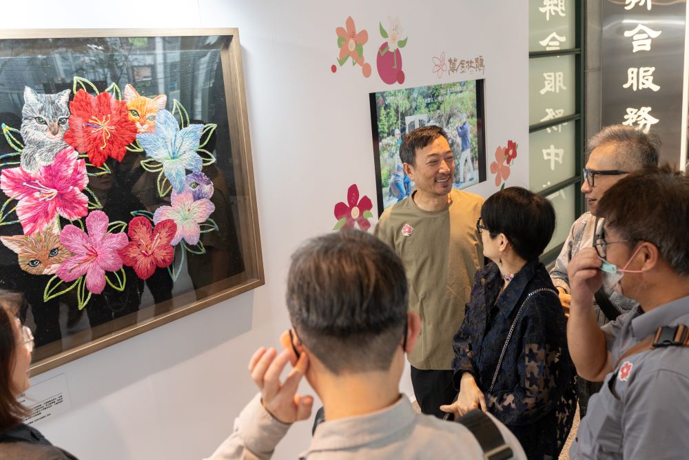 萬金杜鵑攝影展出爐 林憶萍鄭明坤師徒聯手奪金銀二獎 3 《圖說》民眾在2025萬金杜鵑攝影展觀展。〈農業局提供〉