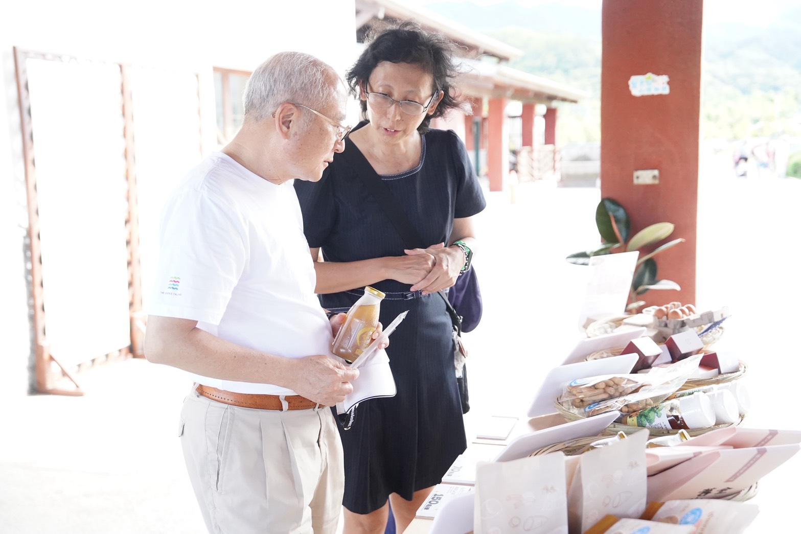 新北暑假夜經濟啟動 北海共販每周末晚上特色體驗 4 《圖說》民眾開心購買農產品。〈農業局提供〉