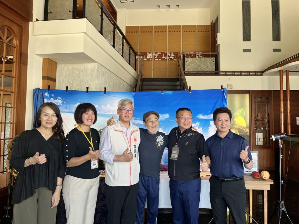 屏東可可產地媒合會 吸引20家企業來訪 4 邱氏咖啡巧克力邱老爹分享開創心路歷程邱老爹右3 0