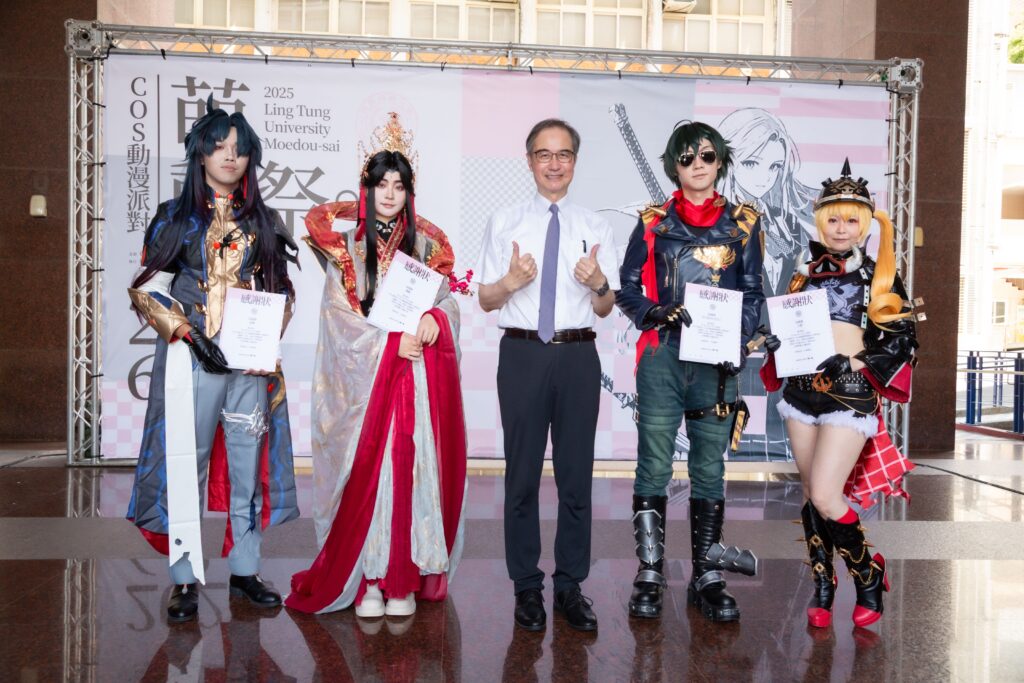 打造動漫迷的夢想舞台 嶺東科大「萌動祭」首度登場 2 陳仁龍校長與重量級評審 小白右二、鼬鼬左二、小都右一、夜魔左一合影