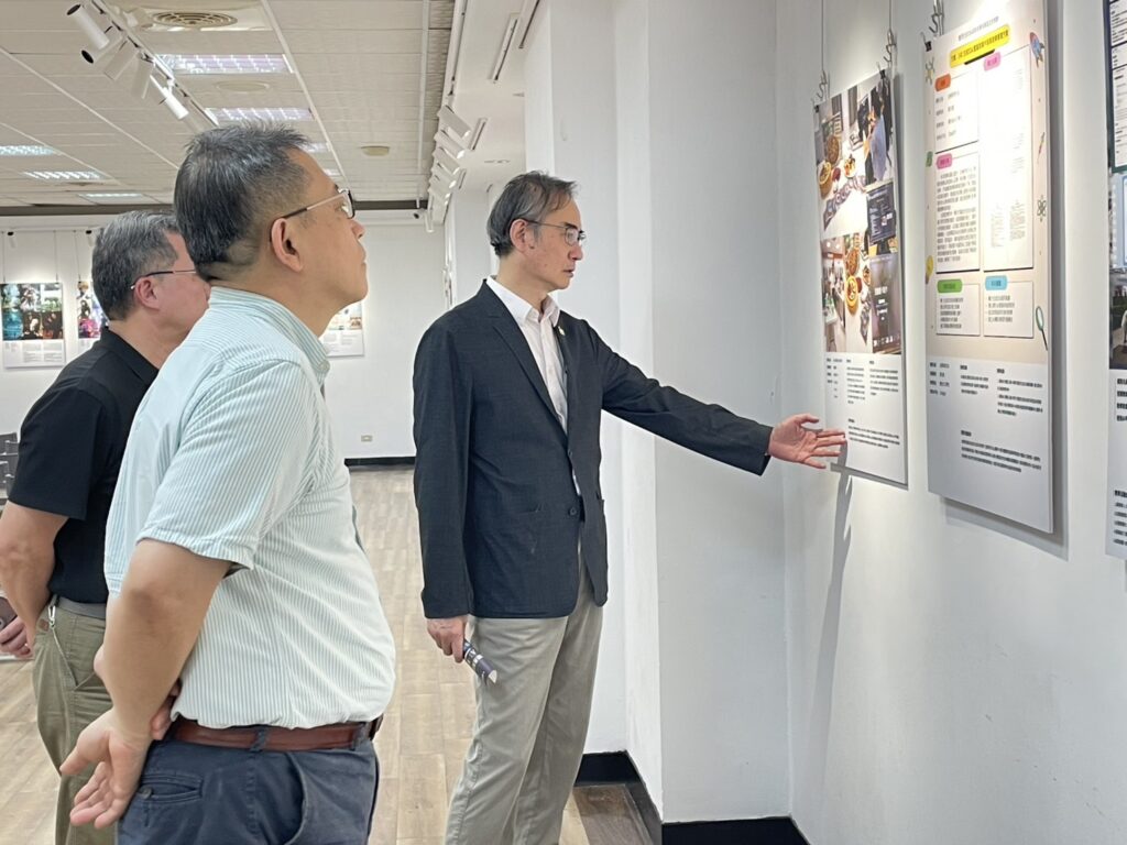 建構AI教學生態圈 嶺東科大新設「AI應用科技系」 2 陳仁龍校長逐一了解每位教師成果內容