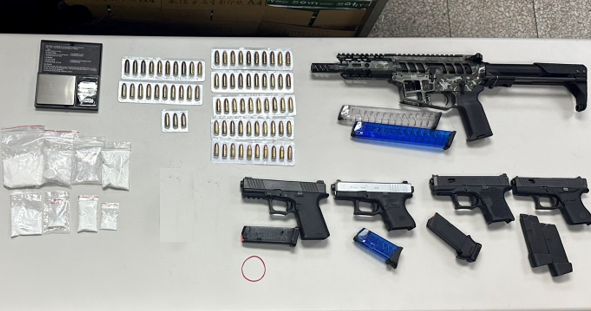 陳姓毒品通緝犯擁槍自重警方逮獲查扣五把長短槍