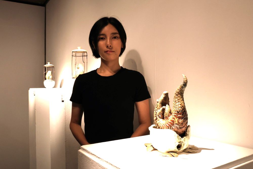 捕捉自然生物存在感 宮城有加陶土裡的奇幻動物世界 1 《圖說》宮城有加(Miyagi Yuka)以穿山甲緩探身影卻被鐵籠束縛的意象,訴說對生命的敬意與呼籲。〈陶博館提供〉