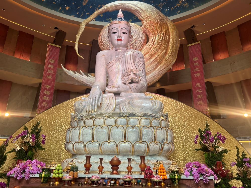 東北角心靈旅遊新亮點 靈鷲山福城玉佛開光 2 《圖說》福城一樓安奉兩尊身長6公尺、寬約4公尺的世界級玉佛,由緬甸的國寶級雕刻大師指導雕刻而成,氣勢莊嚴。〈民政局提供〉